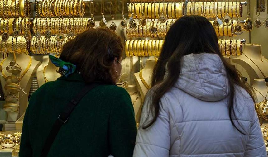 Altın fiyatlarındaki yükselişe ilişkin açıklama yapan Döviz ve Altın Piyasa Uzmanı Adnan Kapıkaya, ‘‘Yılbaşından itibaren altın rekor kırmaya başladı. Gram altında 100 lira seviyesi kırılınca bin 190 seviyesine kadar yükseldi. Altın talebi dünya piyasaları genelinde devam ediyor. İç piyasada ise bin 190 lira seviyesinden alıcı buluyor. ABD'nin faiz artırımında son aşamalara geldiğinin düşünülmesi altına olan talebi artırıyor. ABD'de enflasyon raporu da açıklanacak, piyasa bu veriyi bekliyor. ABD enflasyon rakamı düşük gelirse gram altın bin 215'e kadar bir yükseliş görebiliriz. Altın da ciddi hareketlerin Nisan aylarında görebiliriz'' dedi.