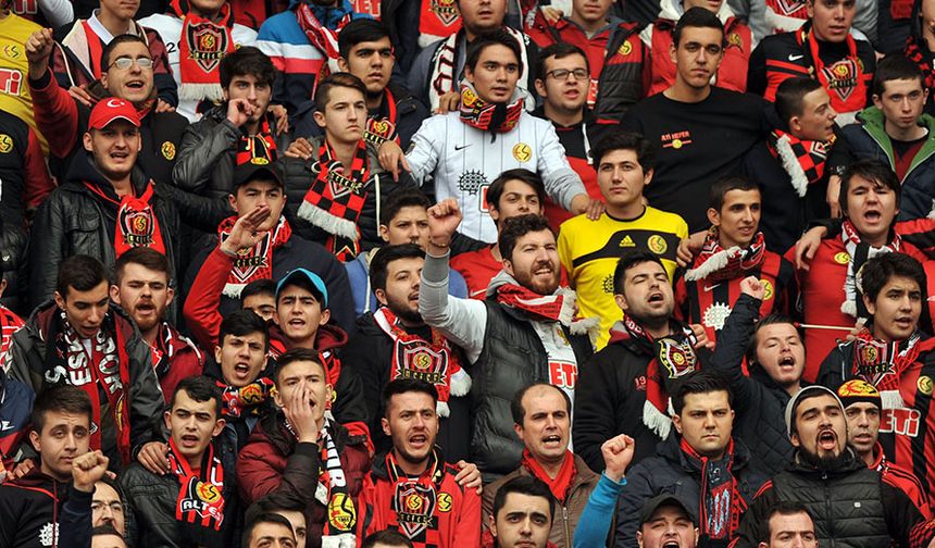 Eskişehirspor’un transfer yasağının bugün kalkacağına dair iddiaların atılmasıyla birlikte taraftarlar, sosyal medya hesapları üzerinden binlerce paylaşım yaptı.