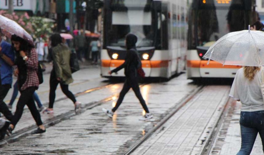 Meteoroloji 3. Bölge Müdürlüğü tarafından, Cuma günü için Eskişehir’inde içerisinde bulunduğu bölgede yer yer meydana gelebilecek yağış uyarısı yapıldı.
