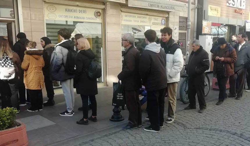 Eskişehir’de soğuk havalara rağmen vatandaşların bir iş yeri önünde helva almak için oluşturduğu uzun kuyruk dikkat çekti.