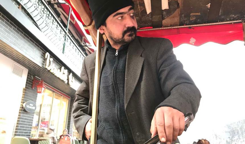 Zaman zaman bayılan Samurah’ın işine azimle sahip çıkması, görenlerin takdirini topluyor. Hem zihinsel engelli hem de epilepsi hastası olmasına rağmen tezgâhının başında duran Samurah, geçimini sağlamak için yoğun çaba sarf ediyor.