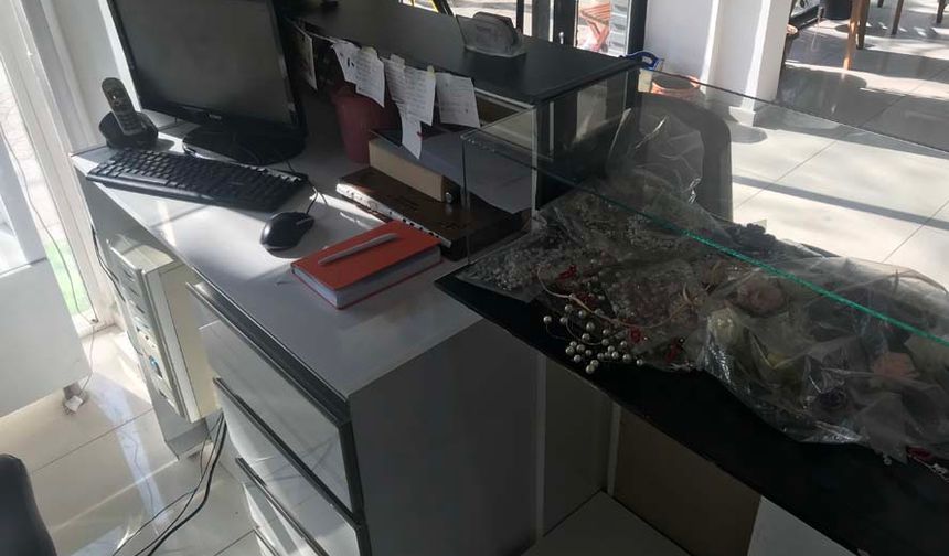 Odunpazarı İlçesi Vişnelik Mahallesi Öğretmenler Caddesi’nde geçtiğimiz gün gece saatlerinde meydana gelen hırsızlık olayı işletme sahibinde şaşkınlığa neden oldu. Kapıyı zorlayarak bayan kuaförüne giren hırsız, dükkânda birçok değerli eşya varken sadece kargo poşetindeki lensleri ve 2 tane eski telefonu çaldı. Kimliği henüz belirlenemeyen şahsın içeride yaklaşık 4 dakika zaman geçirdiğini ve her şeyi yerli yerinde bıraktığını belirten işletme sahibi Deniz Savumlu, "Hiçbir şey almadan gitmiş, herhalde bizi beğenmemiş" dedi.