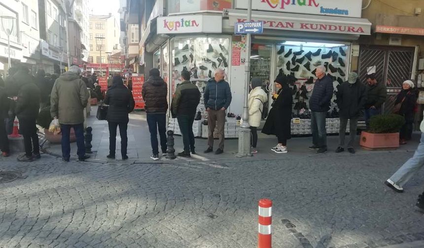 Helva almak için bekleyen vatandaşlar uzun uzun sıra bekledi. Çevreden bazı vatandaşlar bu kadar uzun kuyruk olmasına anlam veremezken bazı vatandaşlar da bir gün oraya gideceğini söyledi. Cep telefonuyla kalabalığı çeken vatandaşlar da gözlerden kaçmadı.