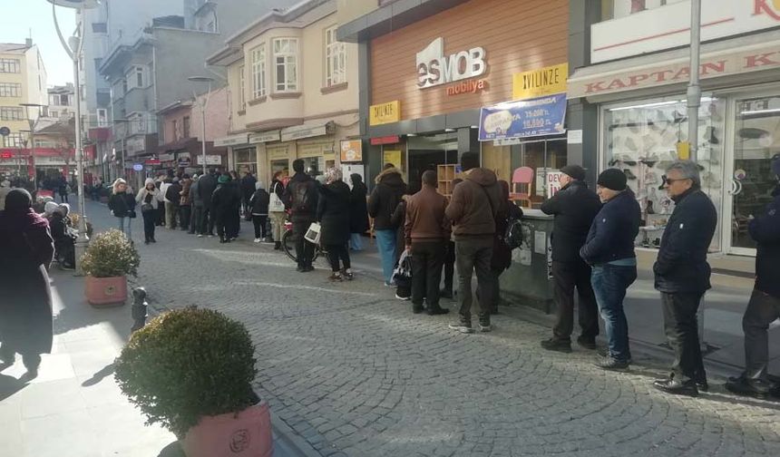 Odunpazarı İlçesi Hamamyolu Caddesi’ne yakın bir helvacının önünde oluşan kuyruk görenleri şaşırttı. Sokağın sonuna kadar uzayan kuyruk bir diğer sokakta da devam etti.