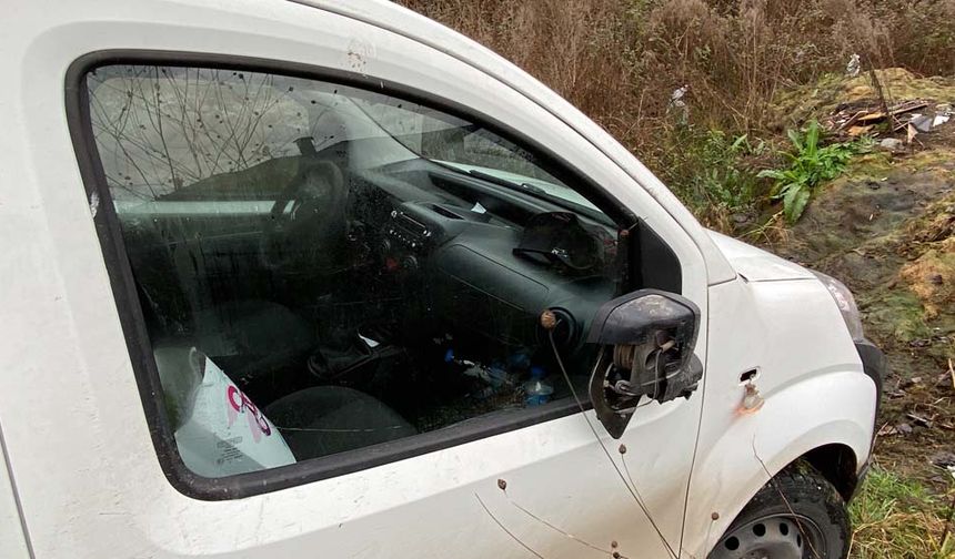 Olay, Gölcük ilçesinde meydana geldi. İddiaya göre, hareket halinde olan 41 SF 683 plakalı Citröen marka hafif ticari araç içerisinde sürücü O.S., yanındaki kız arkadaşını darp etmeye başladı.