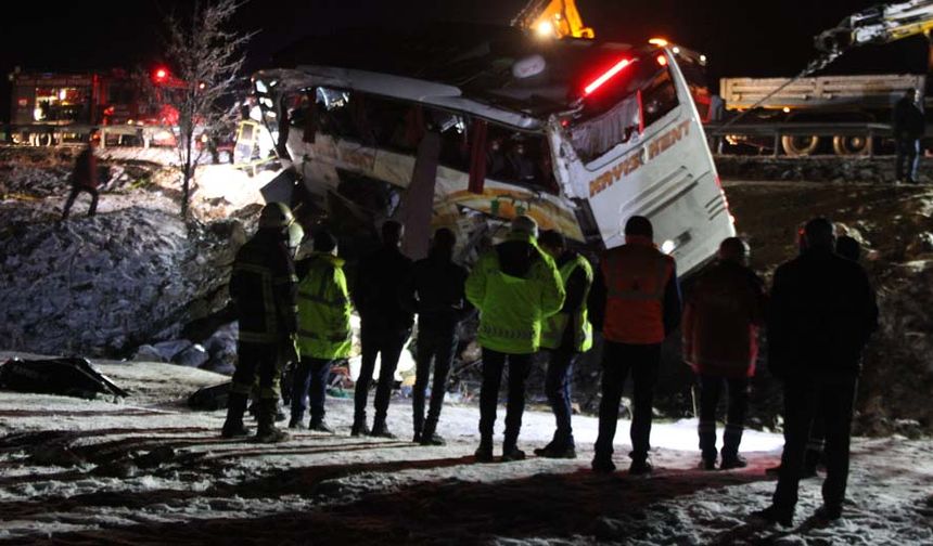Şehirlerarası yolcu otobüsü kaza yaptı; Maalesef vefat edenler var!