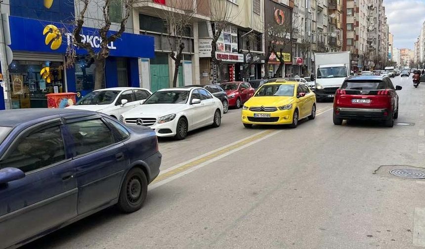 Kent merkezinde bulunan işlek caddelerde yaşanan trafik problemi her geçen gün büyüyor. Sakarya 1 Caddesi, Şair Fuzuli Caddesi gibi şehrin en merkezi noktalarında ana bağlantıyı saylayan noktalar, duyarsız sürücülerin ikinci şeride araç park etmesinden dolayı günün büyük bir çoğunluğunda vatandaşlar için çileye dönüşüyor.