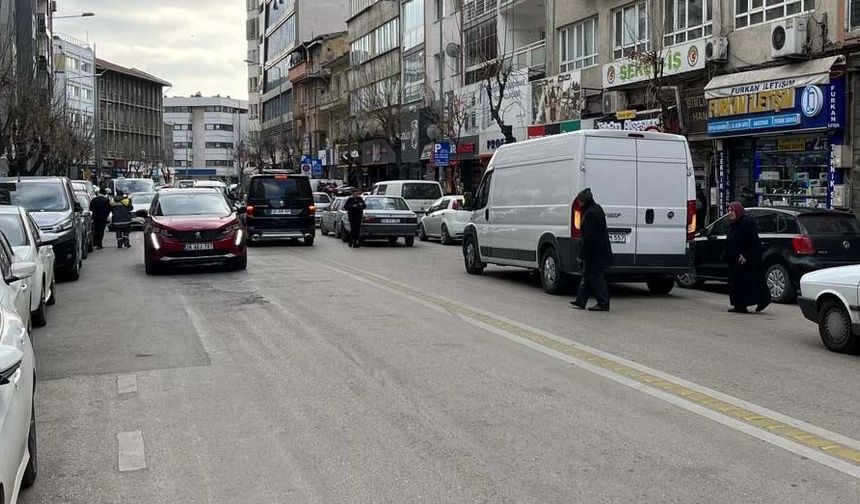 Caddelerde şeritlerden birisi Eskişehir Büyükşehir Belediyesi'ne ait şirket tarafından otopark olarak işletilirken, diğer bir şerit ise duyarsız sürücüler tarafından işgal ediliyor. 