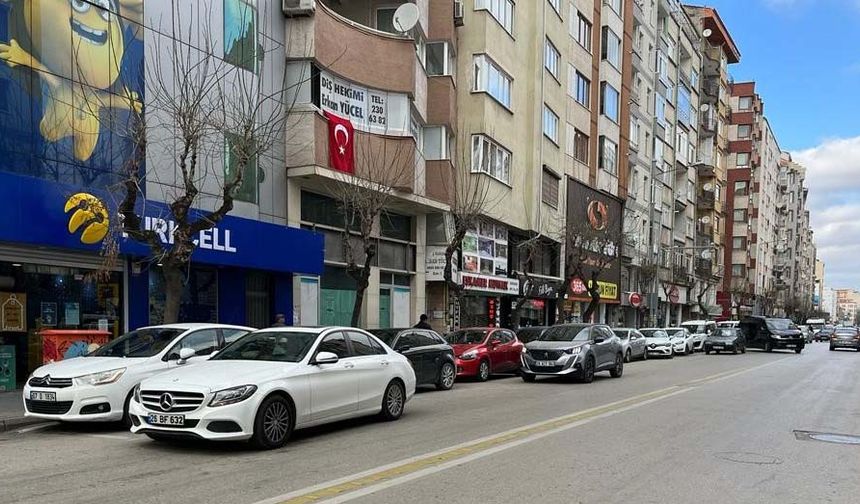 Eskişehir'de duyarsız sürücüler tarafından ikinci şeride park edilen araçlar, yaşanan trafik problemlerini arttırıyor.