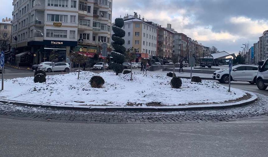Yağışla çevredeki evlerin çatıları ve arabaların üstü karla kaplandı. Sabah işe gitmek için evden çıkan Eskişehirliler, kısmen beyaz örtüyle karşılaşmanın mutluluğunu yaşadı. Uzun zamandır beklenen kar yağışı yüzleri güldürdü.