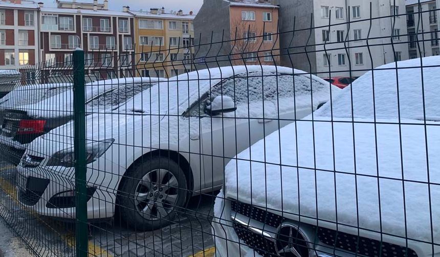 Kış, geçen yıla göre daha ‘sıcak’ bir havada geçerken, merakla beklenen kar geldi. Yılın ilk karı Eskişehir’de şehir merkezine düştü. Dün akşam saatlerinde başlayan hafif kar yağışı, gece boyu etkisini azaltarak devam etti. 