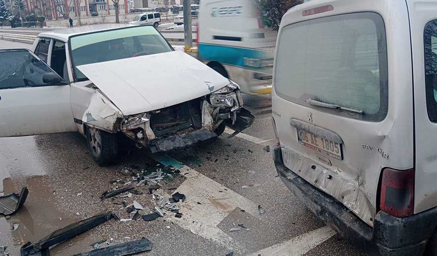 Eskişehir’de trafik ışıklarında bekleyen hafif ticari araca çarpan Tofaş marka aracın ön kısmı paramparça oldu.