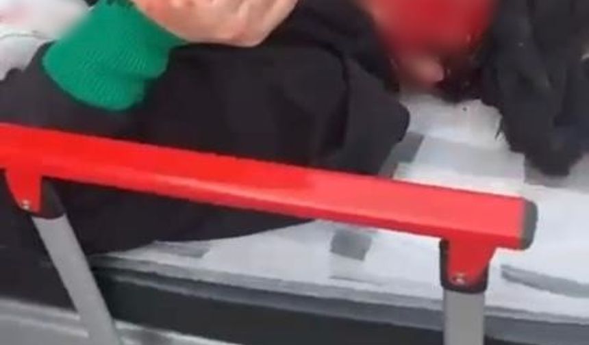 Aldığı bıçak darbeleriyle yüzü kanlar içerisinde kalan kadının yardımına çevredeki vatandaşlar yetişti. Yaralı kadın Pamukova Devlet Hastanesine kaldırıldı. Buradaki müdahalesi sonrasında Sakarya Eğitim ve Araştırma Hastanesine sevk edildi.