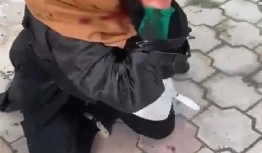 İddiaya göre, Y.Ö. (33), dini nikahlı eski eşi G.Ç. (31) ile barışmak istedi. Dini nikahlı eski eşinin barışma isteğini kabul etmeyen kadın sokak ortasında dehşeti yaşadı. Y.Ö., bıçakla G.Ç.’yi yaraladı.