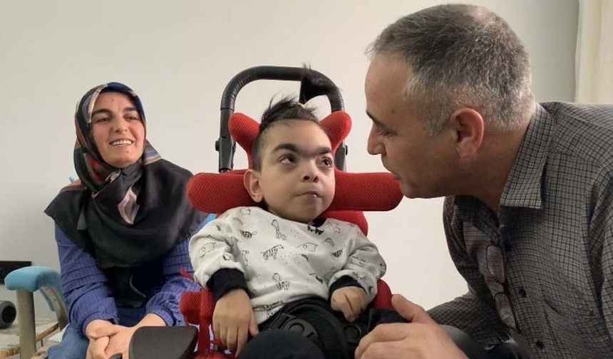 Hastalığı sebebiyle sürekli bakıma ihtiyacı olan Salih, karın bölgesinden midesine bağlanan bir aparat yardımıyla besleniyor. Oğlunun karnındaki bu aparatta dolayı kıyafet giydirip çıkarırken zorlanan anne Altun Urak, yurt dışında üretilen bir elbiseden ilham alarak kendi imkânlarıyla tasarladığı zıbını oğlu için dikmeye başladı. Daha sonra başka çocuklar için de tasarımlar yapan anne Urak, internet üzerinden kendi diktiği elbiseleri satarak aile ekonomisine katkı sağladı. Bu sayede hasta çocuğuna bakarken hem eşine destek olduğunu hem de kendini iyi hissettiğini belirten anne Urak, hasta çocuklar için elbise dikebileceği bir atölye hayal ettiğini söyledi.