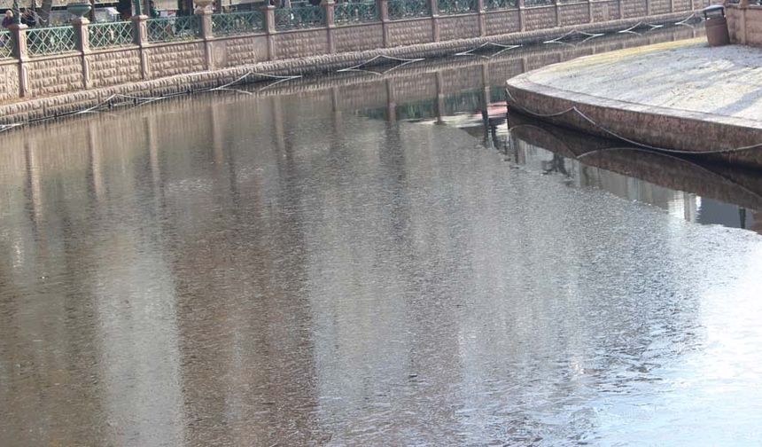 Geçtiğimiz senelerde kasım ile aralık aylarında buzlanma belirtileri göstermeye başlayan çayın bu sene geç de olsa parçalı olarak buzlanmaya başlaması güzel manzaralar meydana getirdi.