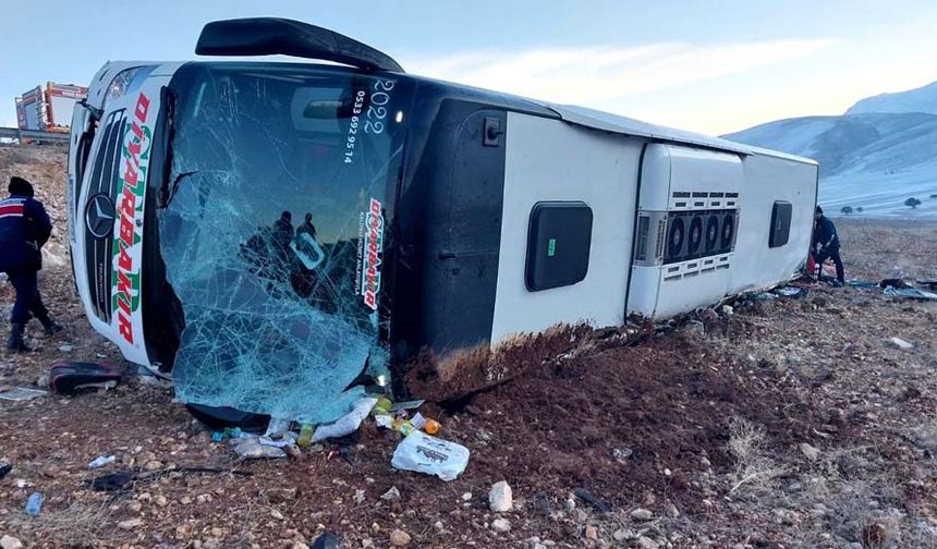 Olay yerine gelen kurtarma ekipleri otobüs içerisinden 6 kişinin cansız bedeni ile yaralanan 35 kişiyi çıkardı. Kazanın ardından bölgedeki kurtarma çalışmaları devam ediyor.