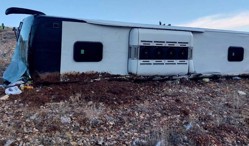 Kaza sonrası tam bir can pazarı yaşanırken, bölgeye çok sayıda jandarma, 112 Acil servis ve AFAD ekipleri sevk edildi.