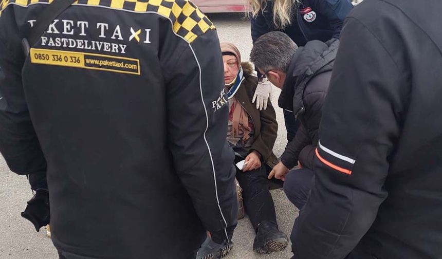 Kaza geçiren kadının bilincinin açık olduğu ve yüzünün çeşitli bölgelerinde şişlikler meydana geldiği görüldü. Trafik ekipleri kazayla ilgili inceleme başlattı.