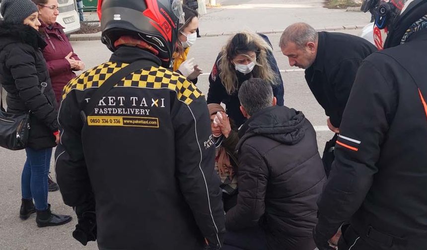 Kaza sonucunda başından yara alan talihsiz kadın olay yerine gelen 112 Acil Servis ekiplerince ambulansla hastaneye kaldırıldı.