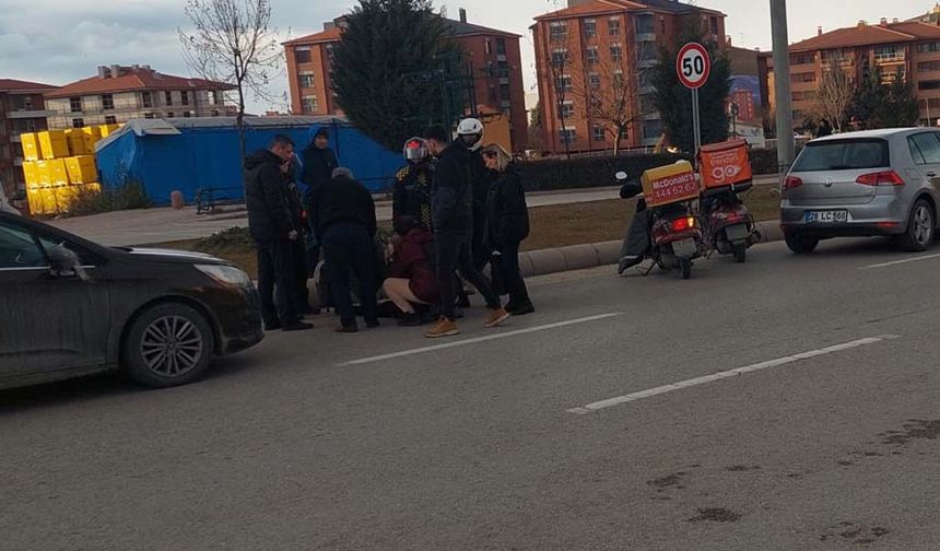 Çarpmanın etkisiyle yere savrulan kadının yardımına çevredeki vatandaşlar koştu.