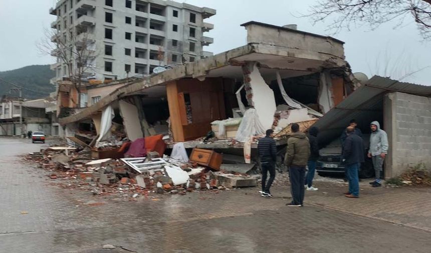 Osmaniye'nin Düziçi ilçesinde çöken bir binadan bir kişi yaralı olarak kurtarıldı.
Sabaha karşı yaşanan depremde, Düziçi ilçesinde de bazı binalar yıkıldı. Yıkılan bir binada ise AFAD ve itfaiye ekipleri arama-kurtarma çalışması başlattı. Yapılan bu çalışmalarda bir kişi yaralı olarak kurtarıldı. Yaralı kişi, enkaz altından çıkarıldıktan sonra hastaneye kaldırıldı. Arama-kurtarma çalışmaları devam ediyor.