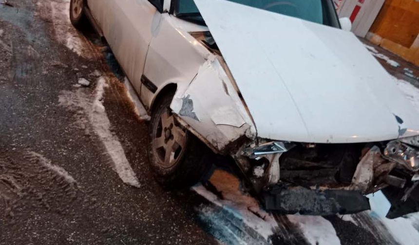 Odunpazarı İlçesi Gökmeydan Mahallesi Borsa Caddesi’nde seyir halindeki Tofaş marka araç, sürücüsünün frene basmasına rağmen duramayarak trafik ışıklarında bekleyen hafif ticari araca çarptı.