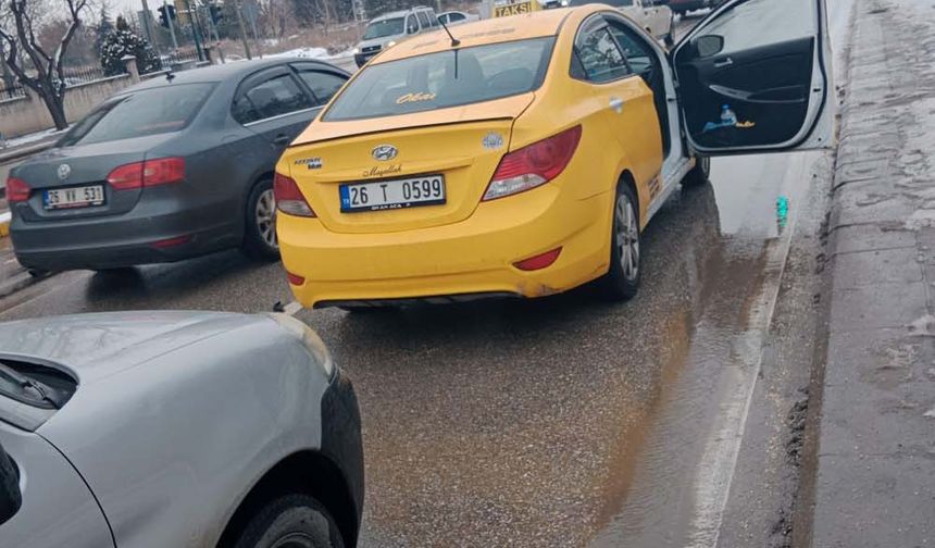 Kazada ölen veya yaralanan bulunmazken, Tofaş marka aracın ön kısmının tamamen parçalandığı görülürken, diğer aracın ise arka tarafında hasar meydana geldi.