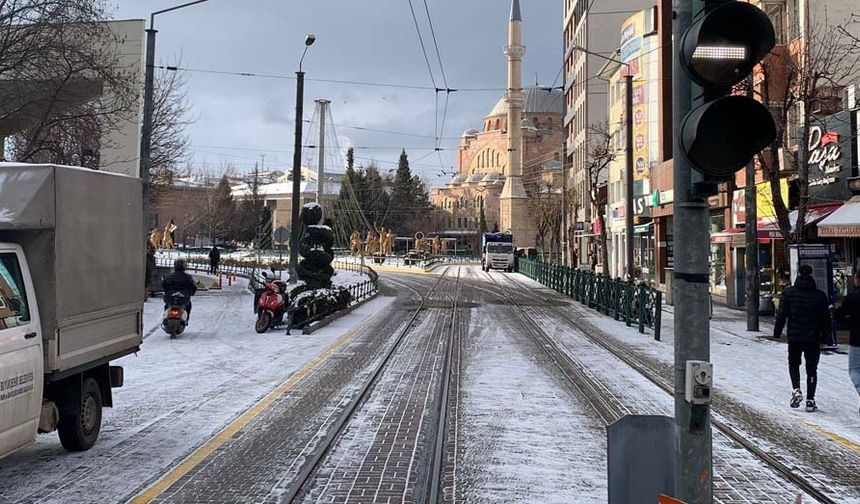 Bazı cadde ve ara sokaklarda buzlanma oluştu. Trafik ekipleri, sürücüleri dikkatli olmaları konusunda uyardı.