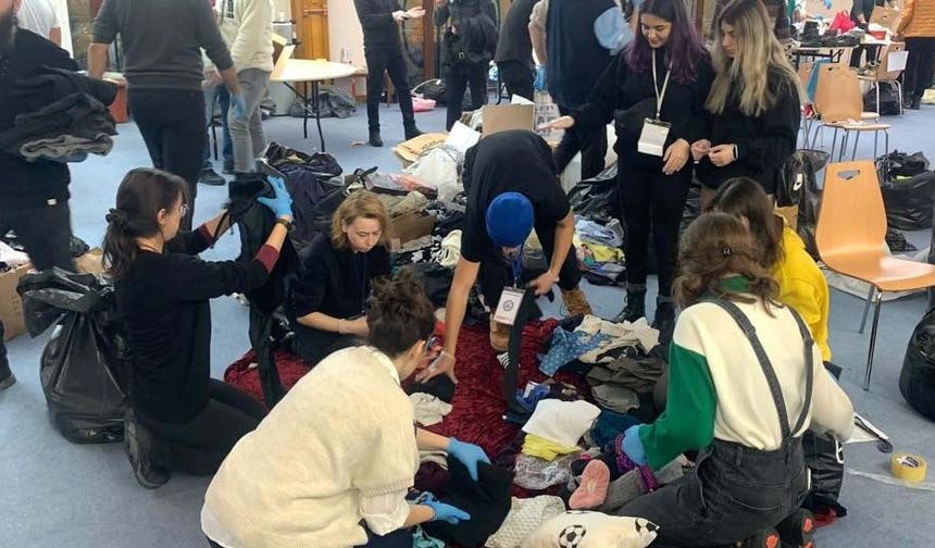 Bölgede yaraların sarılması amacıyla başlatılan yardım kampanyası çerçevesinde 1 tırlık eşya gönüllü vatandaşların da yoğun çabasıyla toplandı.