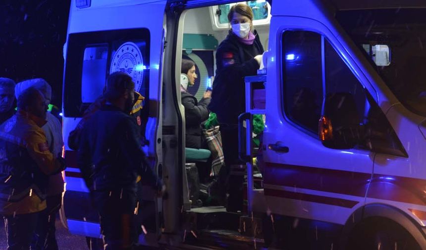 Edinilen bilgiye göre, Ankara’dan aldığı yolcuları Sinop’a getirmek üzere hareket eden Necati Kabak idaresindeki 34 FGD 859 plakalı Ali Osman Ulusoy turizm firmasına ait Mercedes marka yolcu otobüsü, Kastamonu-Sinop kara yolu Taşköprü’nün Çetmi Köyü mevkisinde sürücüsünün direksiyon hakimiyetini kaybetmesi sonucu devrildi.