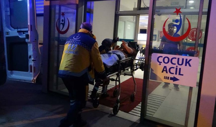 Bulunduğu şeritten çıkıp karşı şeride geçerek devrilen yolcu otobüsünde bulunan 30 kişi yaralandı.