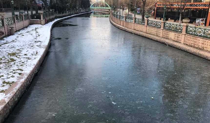 Aralık ve ocak aylarında da yüzeyinde yer yer buzlanmalar olan Porsuk Çayı’nın, meteorolojik verilere göre gece saatlerinde etkili olacak eksi 7 derecelere kadar düşen hava sıcaklığı sonrası yeniden buzla kaplanacağı tahmin ediliyor.
