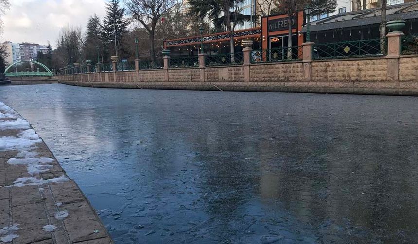 Kentin Adalar bölümünden geçen çayın bir bölümü buz tutarken, güneş ışınlarının yüzeydeki buzların bir bölümünü eritmesiyle kırılan buz parçaları güzel görüntüler oluşturdu.