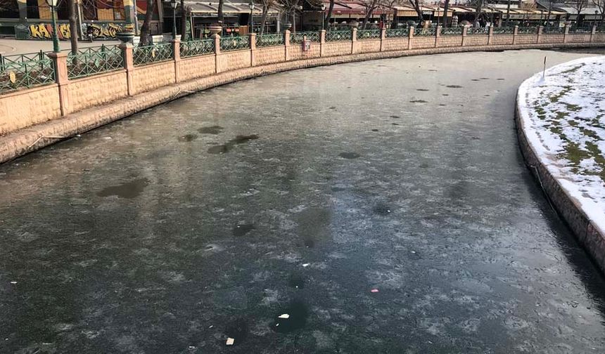 Eskişehir’de dondurucu soğuklar tekrardan etkisini göstermeye başladı. Gece ve sabahın erken saatlerinde eksi derecelerde seyreden hava sıcaklığı Porsuk Çayı’nda dona sebep oldu.
