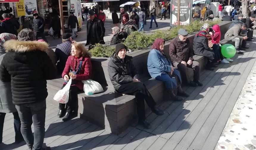 Eskişehirli vatandaşlar güneşli havanın tadını çıkardı. Günlerdir eksilerin altında seyreden hava sıcaklıkları insanları kalın giyinmeye yönlendirirken, 3 dereceye kadar çıkan hava sıcaklığına bağlı olarak bazı vatandaşların atkılarını ve berelerini çıkarttığı görüldü.