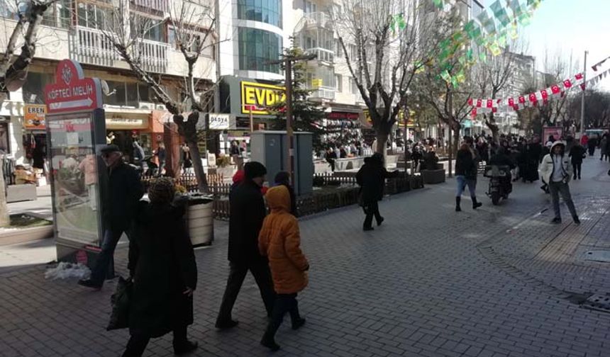 Banklarda oturarak ve çarşıda gezerek güzel havanın tadına çıkartan vatandaşlar Hamamyolu caddesinde kalabalıklar oluşturdu.