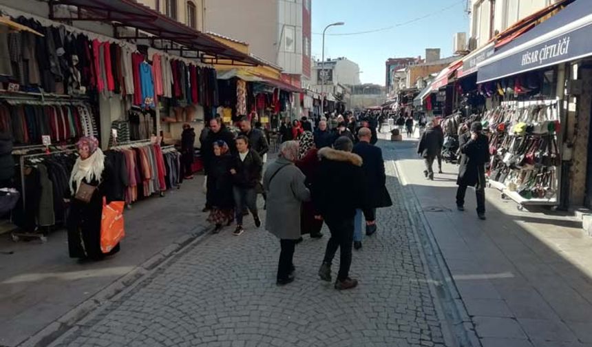 Gezmeye ve alışverişe çıkan vatandaşlar ise çevre esnafının yüzünü güldürdü.