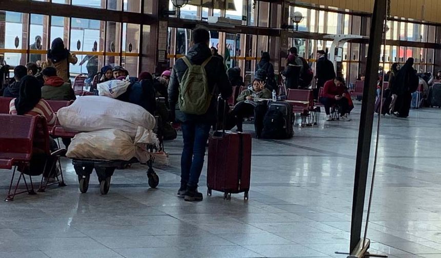 Anadolu Üniversitesi, Osmangazi Üniversitesi ve Eskişehir Teknik Üniversitesi olmak üzere toplam üç üniversiteye sahip olan Eskişehir’de binlerce öğrenci, alınan kararla birlikte otobüs terminalinin yolunu tuttu.