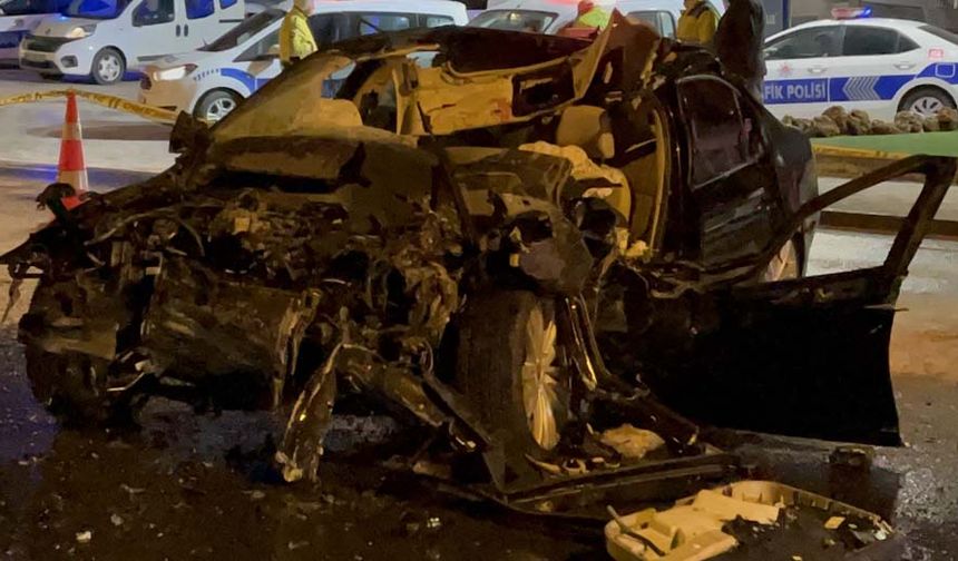 İddiaya göre Eskişehir istikametine gitmekte olan ve aşırı süratli olduğu iddia edilen Y.Ö. (62) kontrolündeki 06 TLN 64 plakalı araç, refüjde ağaçları sulayan 06 COH 723 plakalı tankere çarptı.