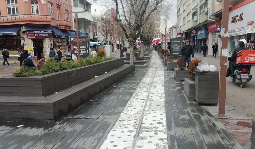 Havanın soğukluğundan kaynaklı kalabalığın azaldığı caddeden geçen vatandaşların ise kalın giysiler giydiği görüldü.