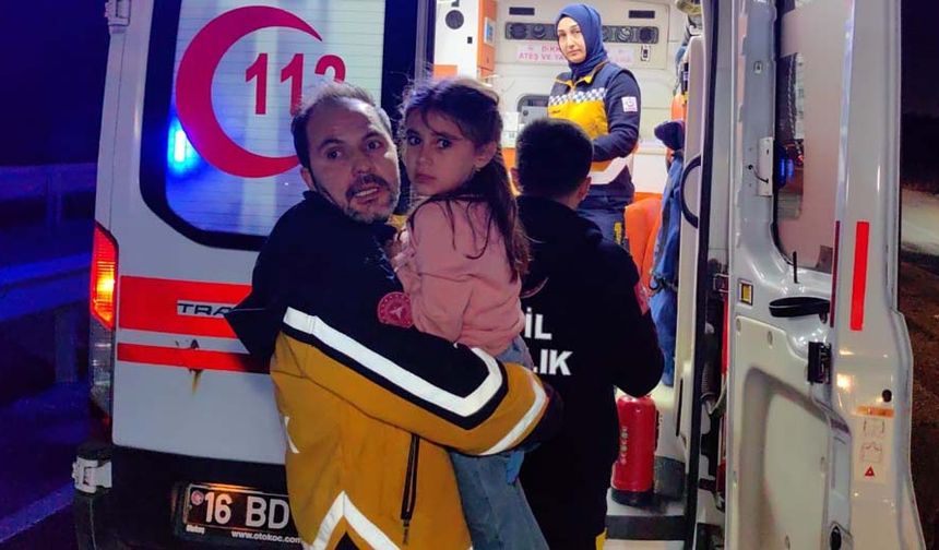 Kaza saat 22.30 sıralarında Bursa-Eskişehir karayolu üzeri Şehitler Mahallesi kavşağı mevkiinde meydana geldi. 