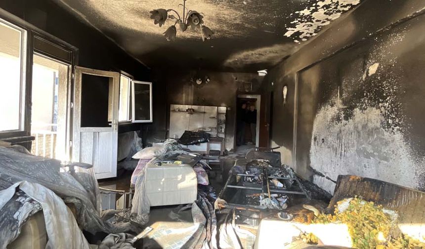 Odunpazarı ilçesine bağlı Gökmeydan Mahallesi Fidangül Sokak’taki 7 katlı bir apartmanın giriş katındaki dairenin salon bölümünde henüz bilinmeyen sebeple yangın çıktı.