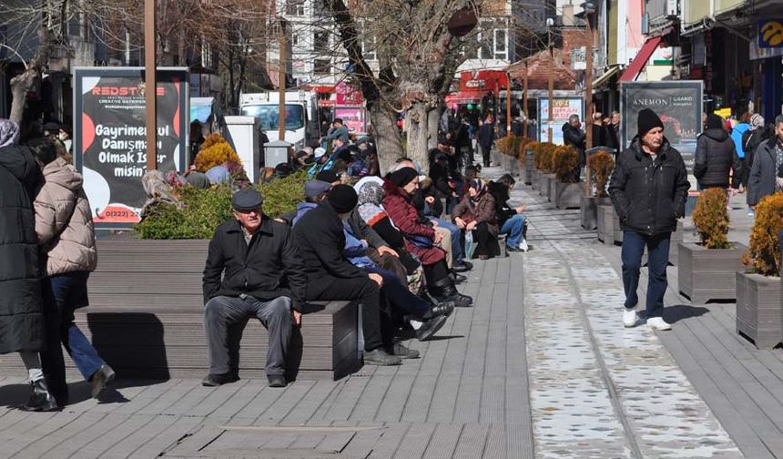 Sürekli olarak değişen havayla ilgili düşüncelerini aktaran bir vatandaş “Bir kalın giyiniyoruz, bir ince giyiniyoruz. Artık uyum sağlamakta zorlanıyoruz” dedi. Gün içerisinde 15 dereceye kadar çıkan hava sıcaklıklarının ise hafta boyunca devam edeceği düşünülüyor.