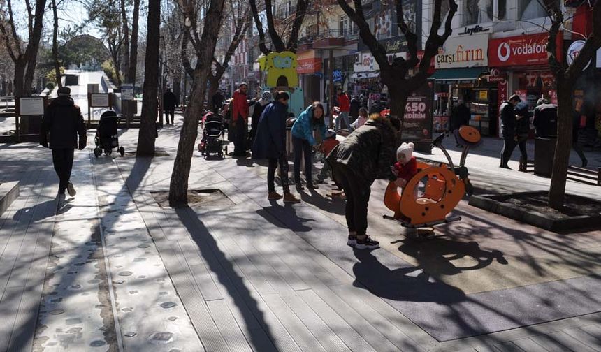 Sıcaktan bunalan simitçilerin brandalarını kaldırdığı, güzel havayı fırsat bilen vatandaşların ise çay içmek için sandalyeleri doldurduğu ve çocukların oyun parklarında vakit geçirdiği görüldü. Aynı zamanda bazı vatandaşların ise havaların mevsim normalleri dışında seyrettiğini ve gelecek günler için kaygılı olduğunu ifade etti.