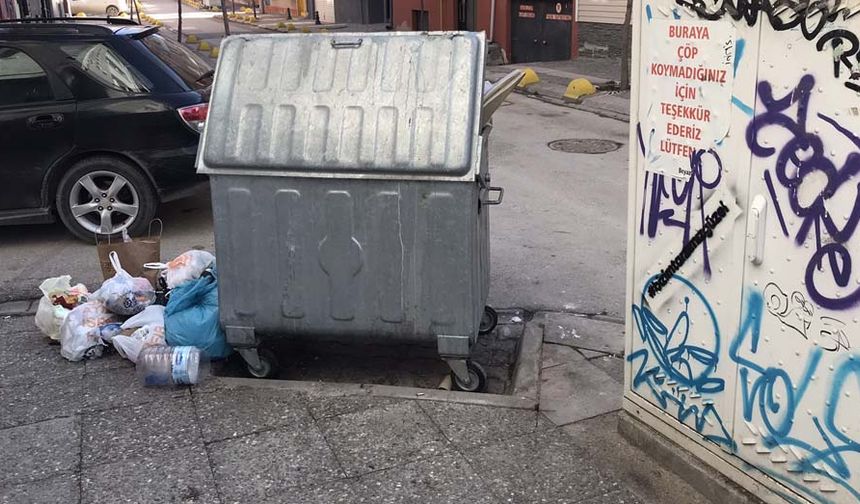 Şehir merkezinde bulunan ara sokaklardaki yere bırakılan çöpler kötü koku ve görüntüye sebep olurken, mahalle sakinleri bu durumdan şikayet ediyor.