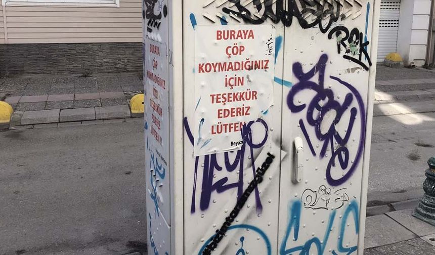 Bazı sorumsuz vatandaşların, ‘Buraya çöp koymadığınız için teşekkür ederiz, lütfen!!” yazısına aldırış etmeden kaldırıma çöp atmaları pes dedirtti.
