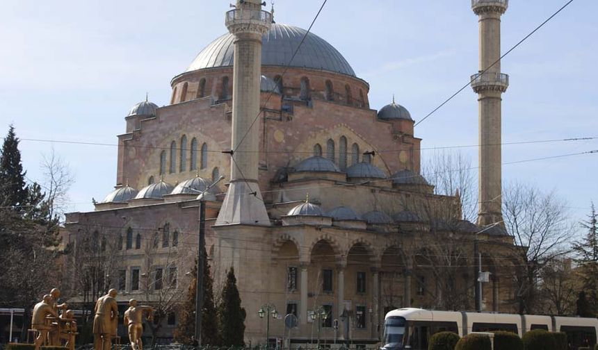 107 yıllık Eskişehir Reşadiye Camii’nin güzel mimarisi takdir topluyor
