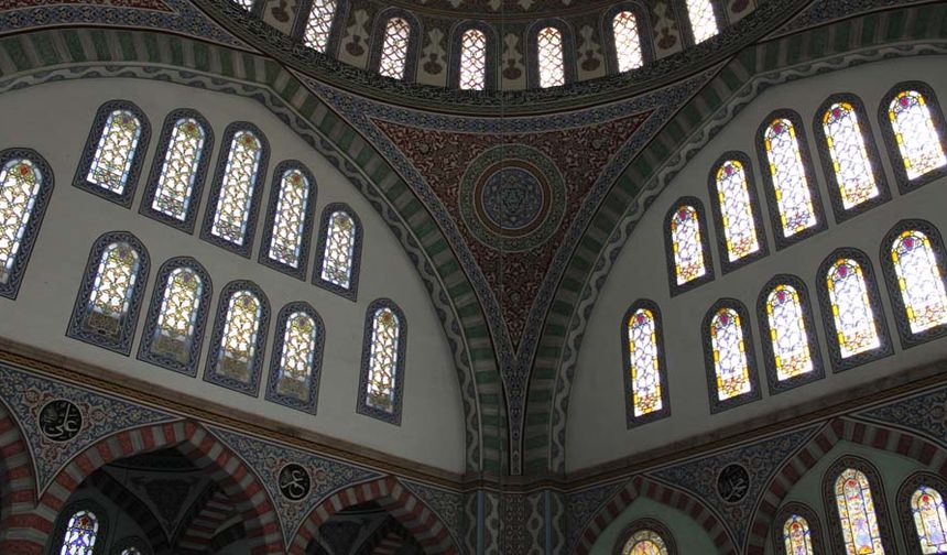 Güzel mimarisiyle dikkat çeken ve İstanbul Eminönü'ndeki tarihi Yeni Camii'nin tarzına göre tasarlanan cami, mimarı olan Cevat Ülger'in ölümünden sonra tamamlandı.