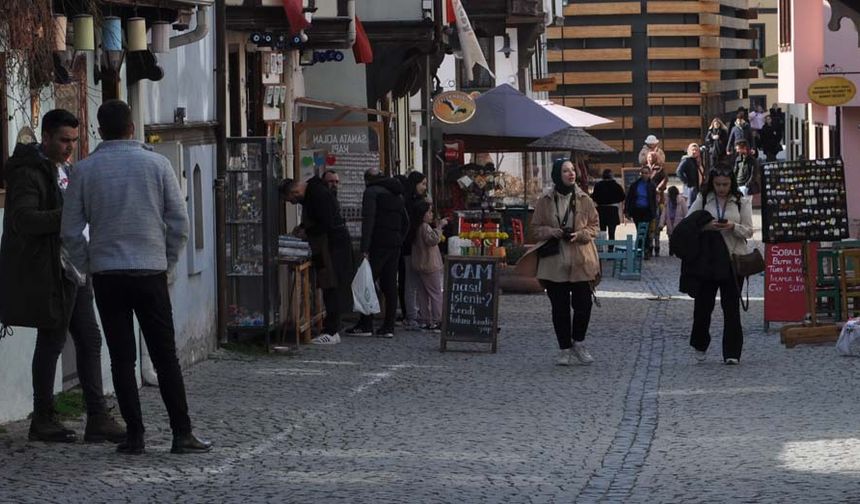 Eskişehir Tarihi Odunpazarı bölgesindeki esnafların işlerinde azalma meydana geldi. Hafta sonuna göre kalabalığın az olduğunu söyleyen işletme sahipleri, var olan kalabalığın da boş bir kalabalık olduğunu ve dükkânlarda herhangi bir hareketlilik yaşanmadığını belirtti. 